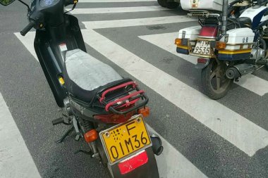 标准光源箱管控摩托车牌照的颜色品质
